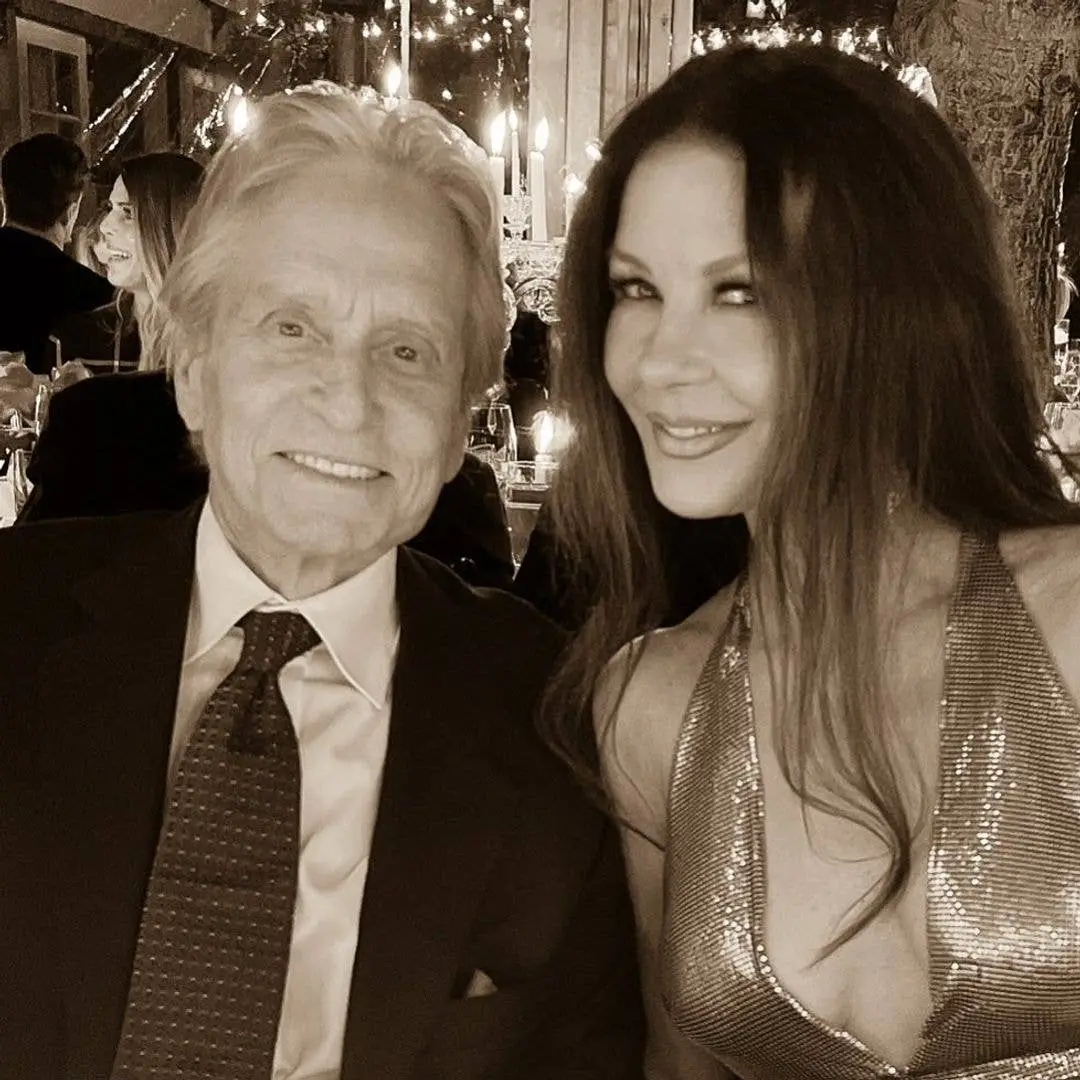 Catherine Zeta-Jones e Michael Douglas celebraram os aniversários em 25 de setembro com uma foto romântica no oceano. A…