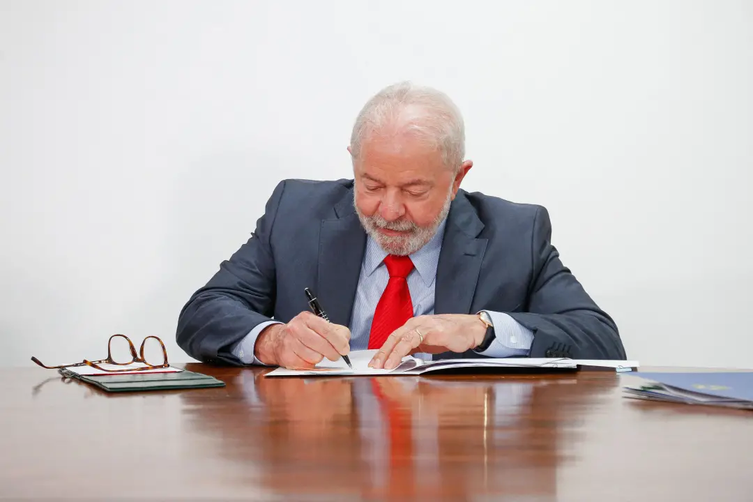 Lula prepara MP para proibir bets e anuncia medidas contra endividamento. Essa medida toca em um vício que gera um peso…