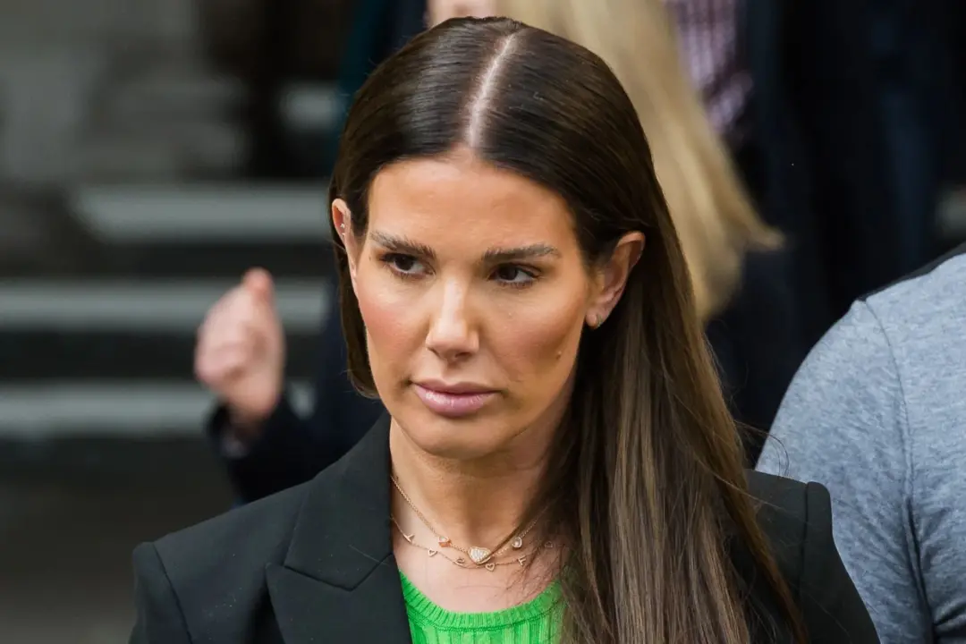 Rebekah Vardy tá trabalhando em um projeto grande para tirar o holofote da rival Coleen Rooney. Isso significa que ela …