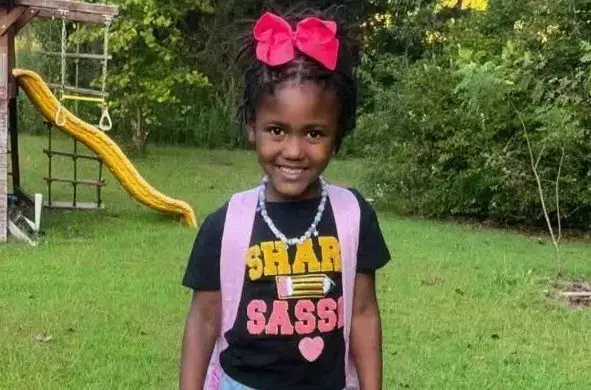 Em Macon, nos Estados Unidos, uma menina de quatro anos morreu após ser encontrada de cabeça para baixo em um recipient…