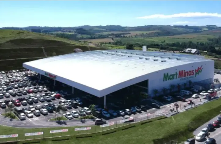 Trabalhador de 35 anos morreu prensado na carga e descarga do Mart Minas, em Vespasiano, Grande BH. É um choque grande …