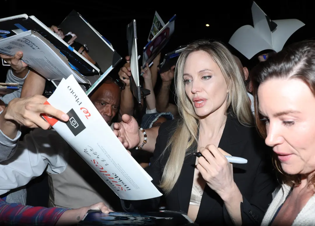 Angelina Jolie vendeu a mansão em Los Feliz por 21,75 milhões de euros. A venda acontece meses depois que os filhos del…
