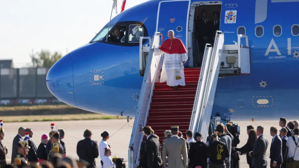 Papa Leo XIV chegou a Paris Orly para visita de quatro dias, com recepção de Macron no pátio. A viagem mistura encontro…