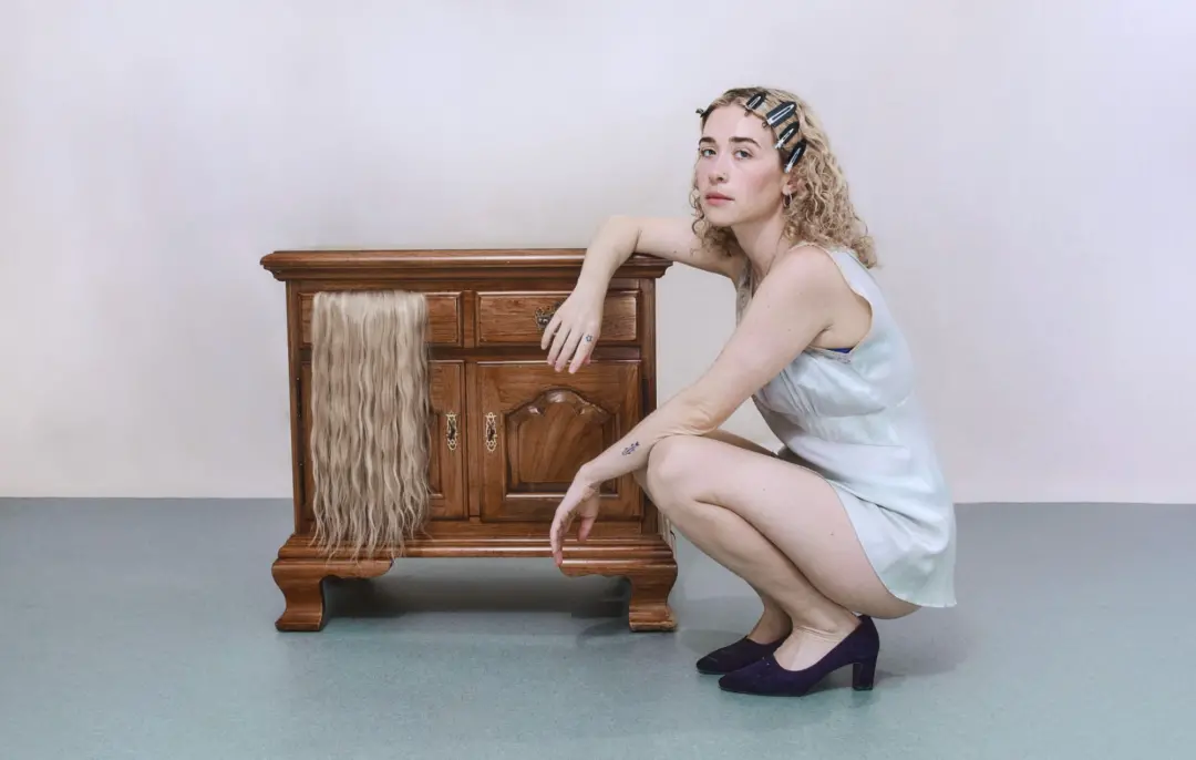 Blondshell lança o terceiro álbum Violins, que equilibra beleza otimista com verdades duras. A abordagem da Sabrina Tei…
