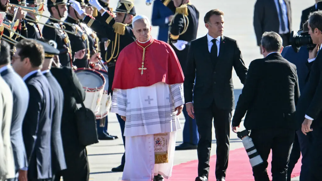 Visita do Papa Leão XIV à França coloca Macron num dilema diplomático. É preciso equilibrar as tradições seculares fran…