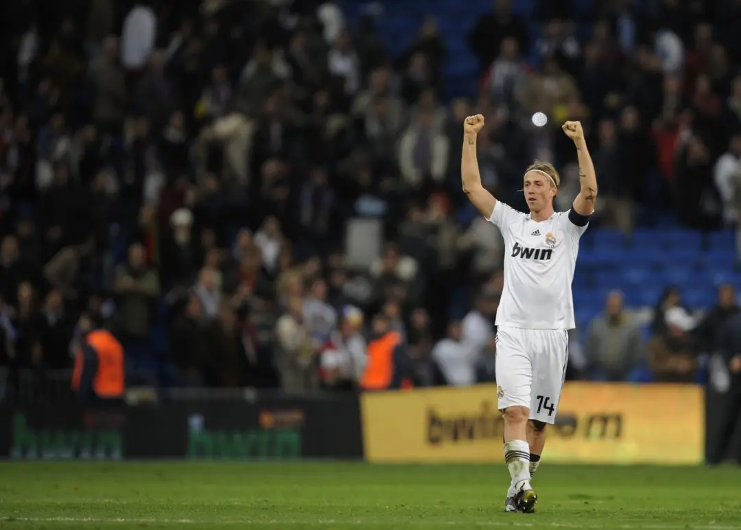 Guti, ícone do Real Madrid, falou sobre a chegada do Mourinho e o projeto do time. Ele pediu calma e paciencia porque t…