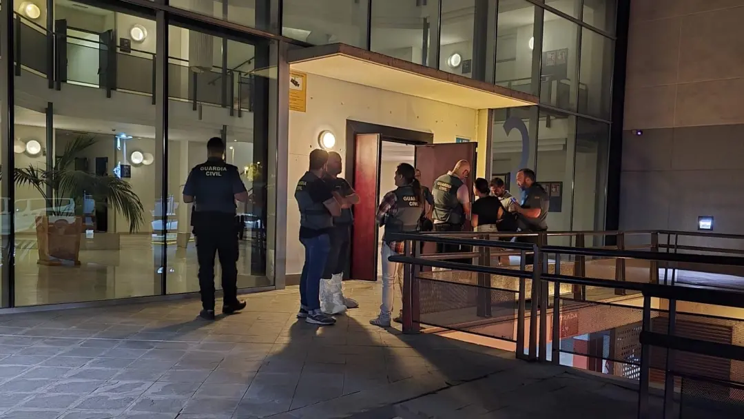 Sevilla, Bormujos, um jovem de 20 anos foi detido após matar com faca uma mulher em um hotel. A forma como ele agiu, av…