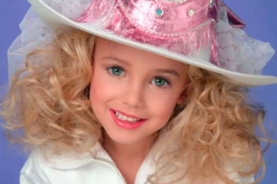 JonBenét Ramsey, menina de seis anos, foi encontrada morta em Boulder, Colorado, em dezembro de 1996 e o caso segue sem…