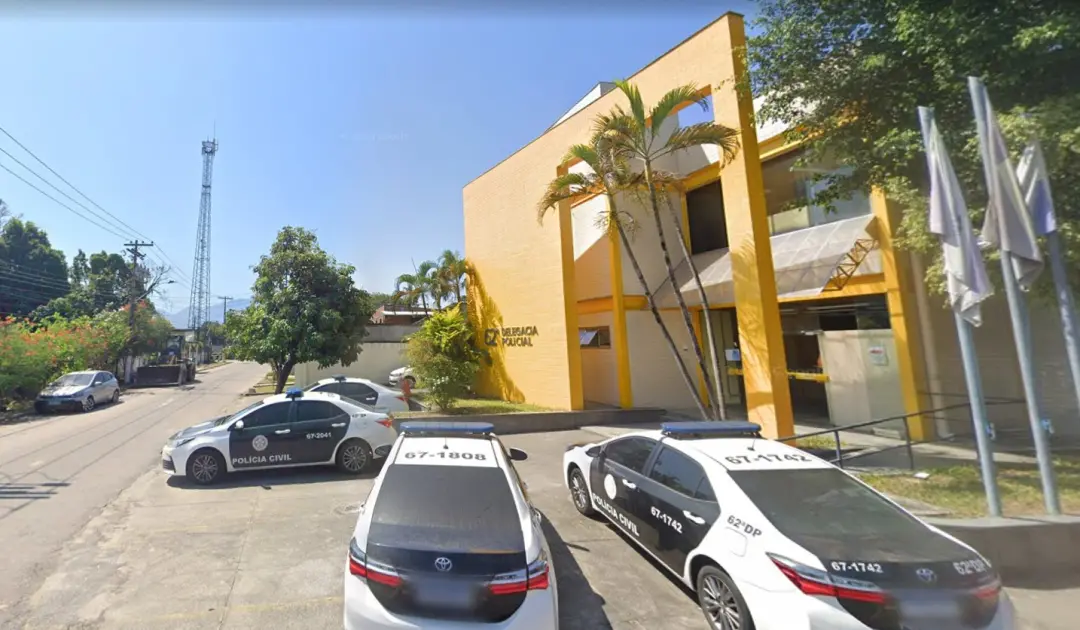 Duque de Caxias, pai arremessa bebê de 5 meses na calçada, criança sofre fratura no fêmur e leve traumatismo crânioence…