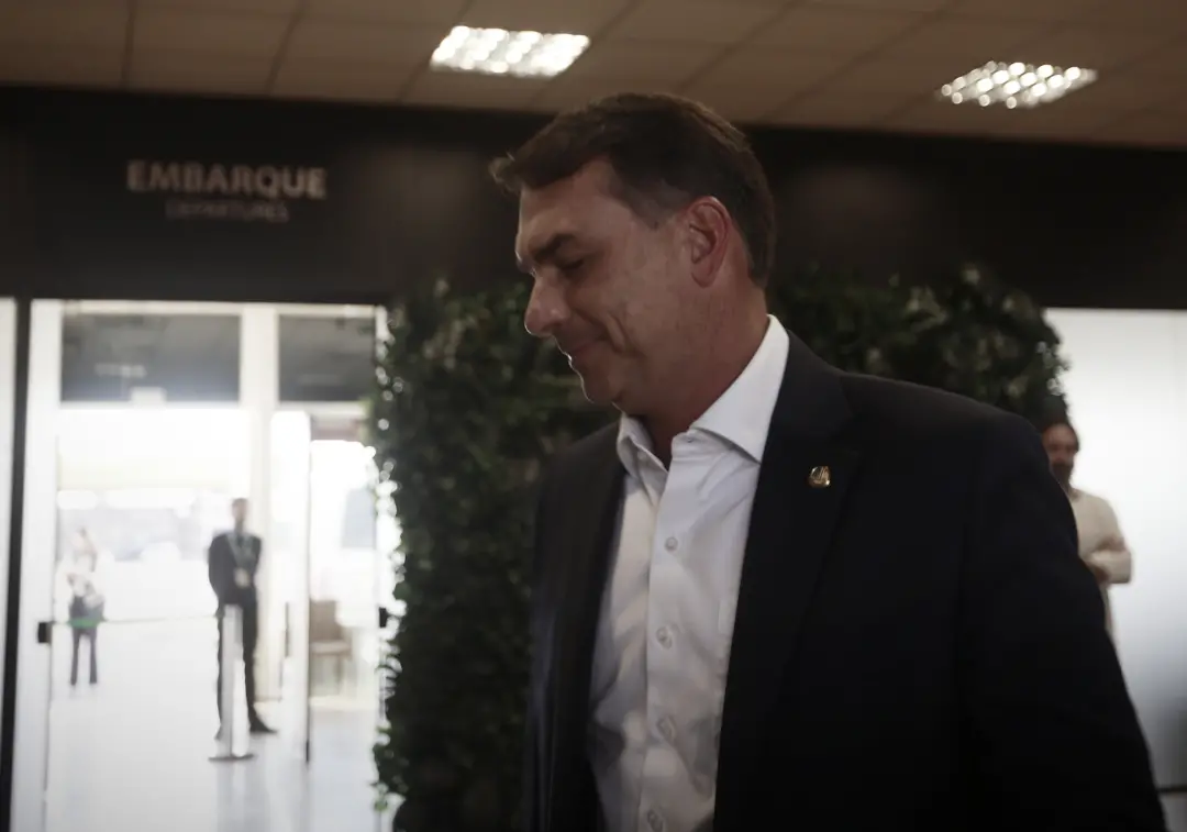 Flavio Bolsonaro reduziu o foco do caso Master na TV, priorizando economia e segurança pública. Pesquisas mostraram que…