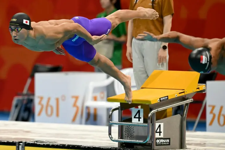 O jovem japonês Shin Ohashi bateu recorde mundial nos 200 metros de nado peito com 2min 04.83s. Esse feito coloca ele b…