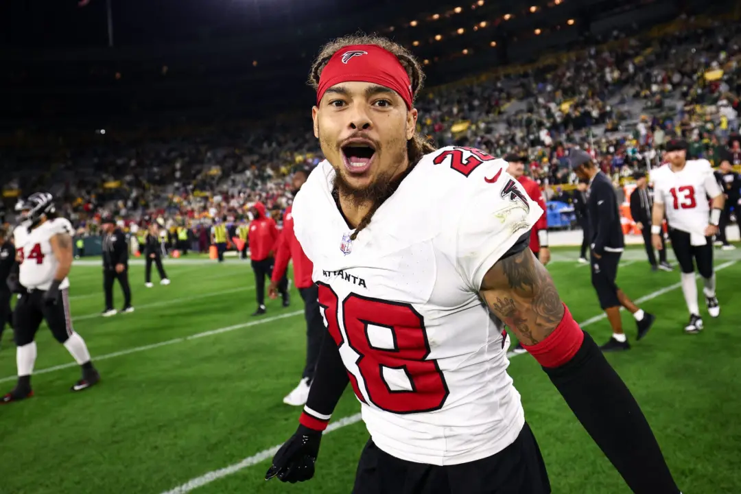 Falcons bateram Packers por 35 a 14 em Lambeau Field, com Michael Penix Jr. voltando de lesão e Bijan Robinson marcando…