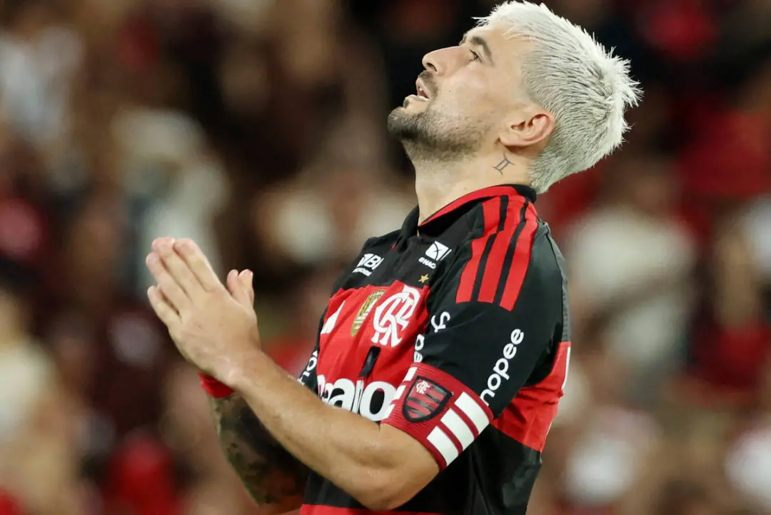 A CBF vai reduzir a quantidade de atletas estrangeiros nos clubes brasileiros, passando de nove para cinco em 2030. Iss…