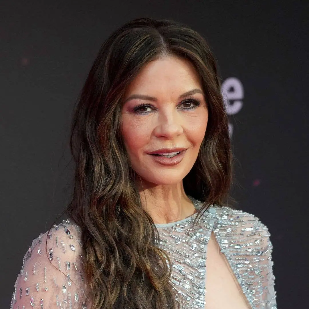 Catherine Zeta-Jones arrasou no tapete vermelho da estreia de Kill Jackie em Londres, usando um vestido deslumbrante de…
