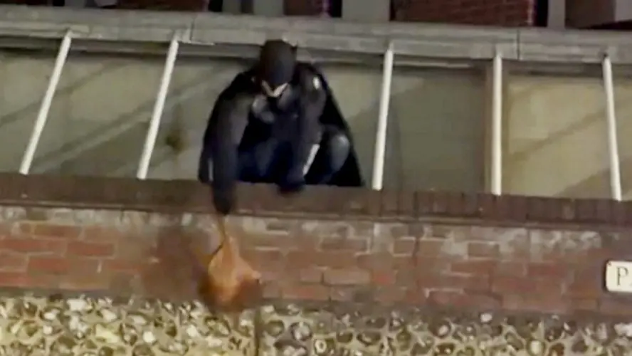 Batman persegue um ladrão em Norwich, Inglaterra, e recupera bolsa de mulher após o roubo. Ver alguém agir para recuper…
