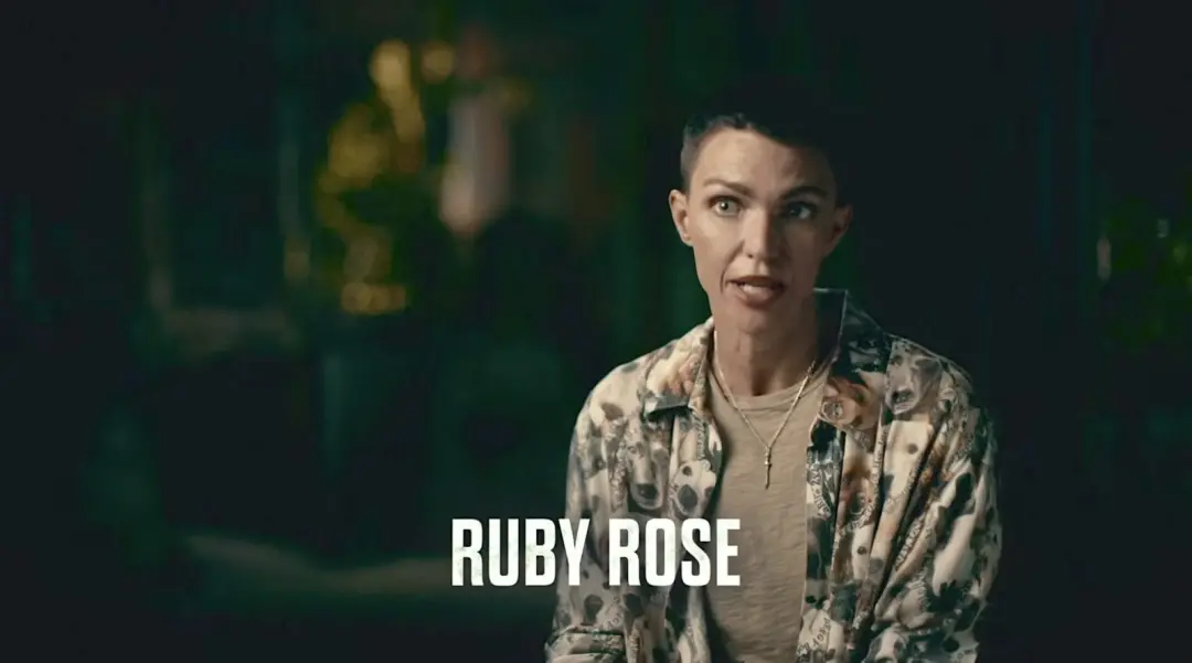 Ruby Rose quebrou todas as costelas ao jardinear no quintal, fora das filmagens de Special Forces. É frustrante ver com…