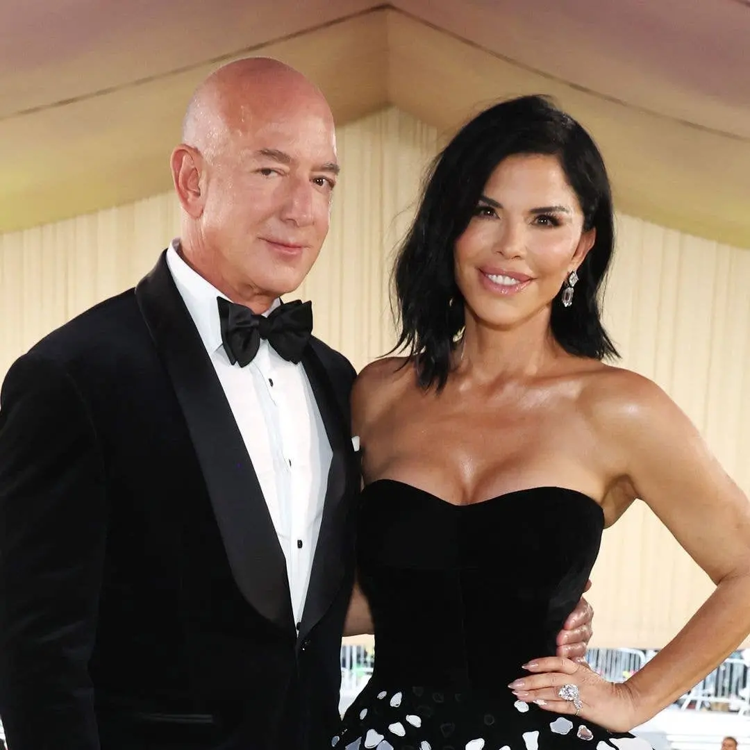 Lauren Sanchez usou um vestido preto decotado no jantar de Estado com Xi Jinping, em 24 de setembro. Esse estilo ousado…