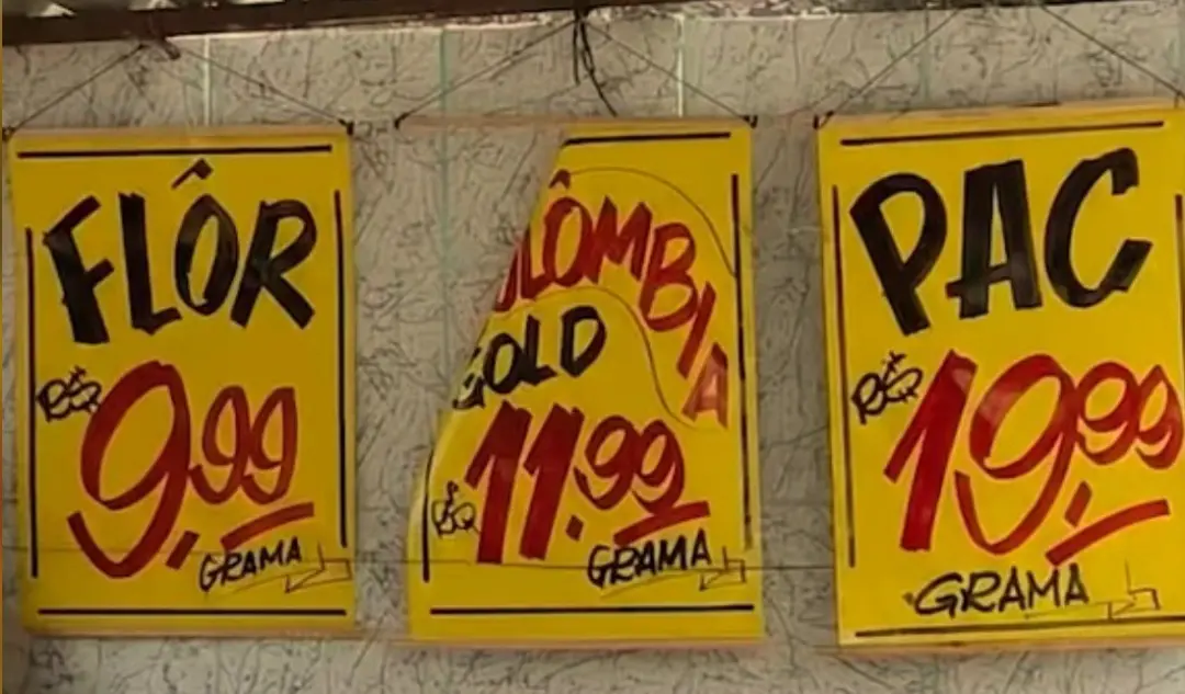 Placas de drogas imitando ofertas de supermercado rodavam em São João de Meriti. A cena mostra o quão banalizada está a…