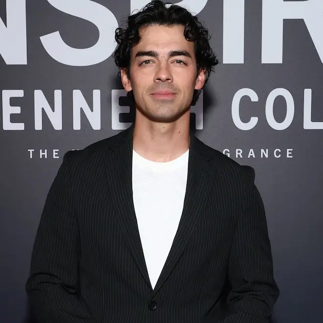 Joe Jonas, membro dos Jonas Brothers, falou sobre ligar para as filhas após um incidente de barco que ele chamou de ate…