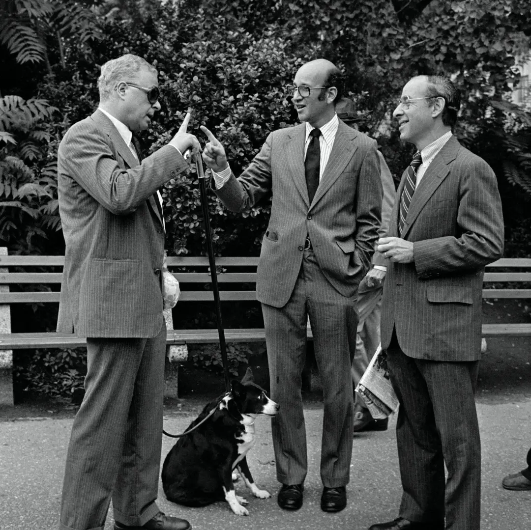 Edward Lehner faleceu aos 93 anos. Antes da lei, andar por Nova York era um desafio constante para evitar fezes de cach…