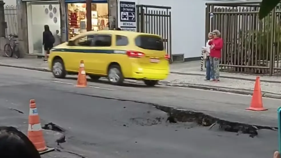 Asfalto cedeu na Rua das Laranjeiras, perto do número 374, causando engarrafamento na Zona Sul do Rio. A prefeitura e a…