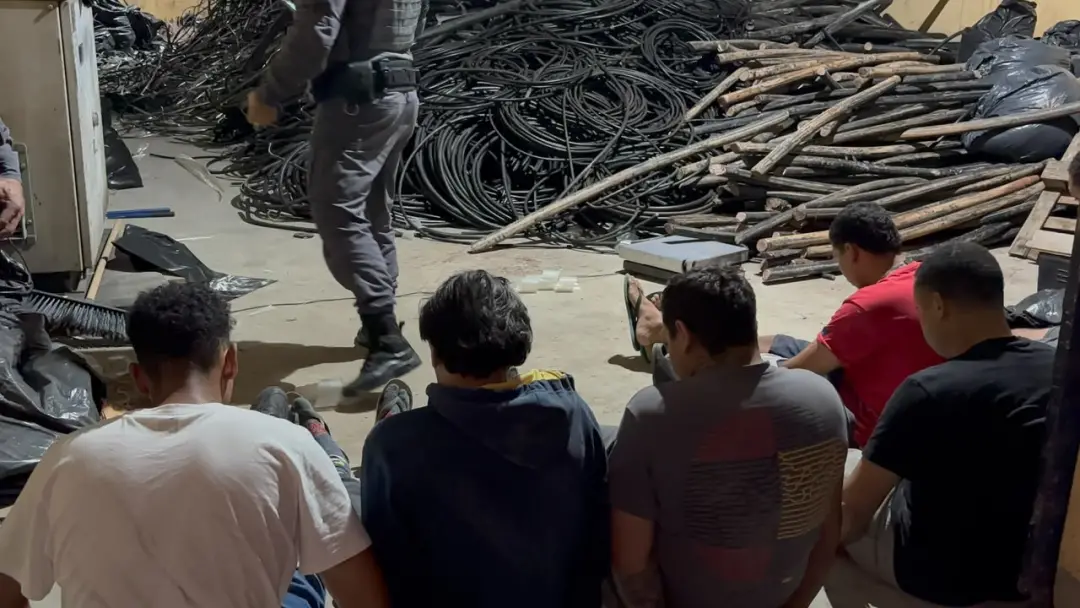 Oito pessoas foram detidas com cerca de cinco toneladas de fios de cobre em Itaquaquecetuba. Esse tipo de atividade ile…