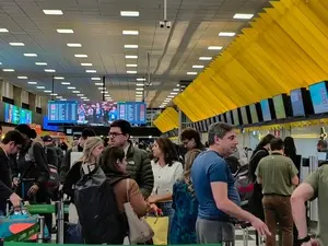 786 mil passageiros no Brasil afetados por alta de 14,5% nos cancelamentos de voos. Esse aumento mostra a fragilidade d…