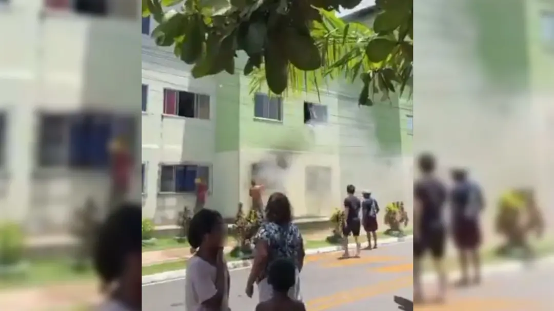 Incêndio consumiu um apartamento no residencial Viver Primavera, bairro Tapanã, em Belém. O fogo, que começou em colchã…