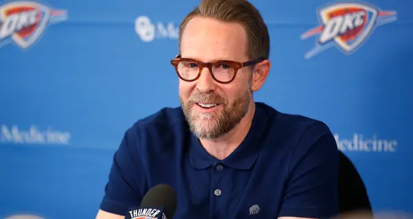 Sam Presti fala sobre o Thunder dizendo que o foco é a situação financeira da franquia, e não as regras do NBA apron. A…