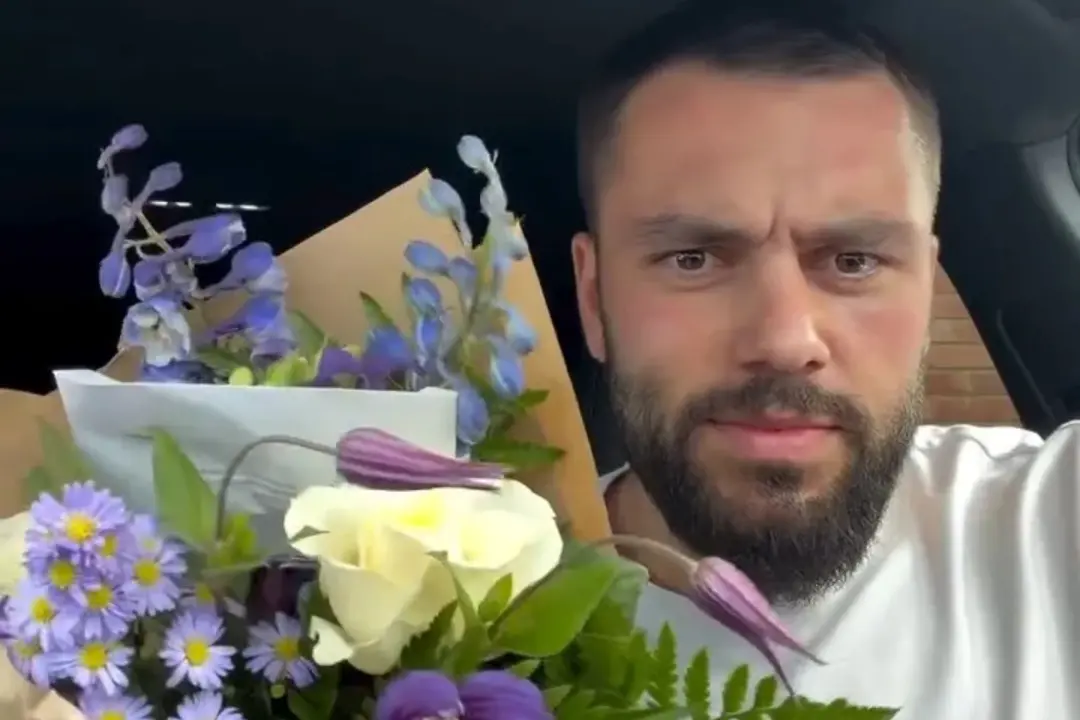 Finley Tapp, estrela do Love Island, chamou de patético um buquê de flores comprado para a parceira Jess Hale. A FLORIS…