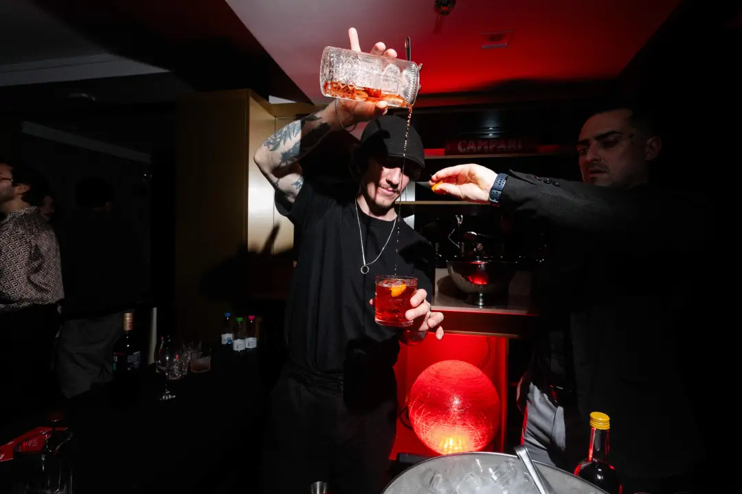 Hilton Porto Alegre abriu a Negroni Week até 27 de setembro com a Suíte Negroni. É interessante ver o foco em experiênc…