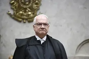 Fachin mandou a PGR opinar sobre o pedido do governo para suspender o afastamento de diretores da Polícia Federal. A AG…