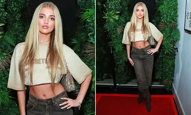 Princess Andre, de 19 anos, mostrou seu abdômen definido em um cropped e jeans na estreia do Outside. A escolha de moda…