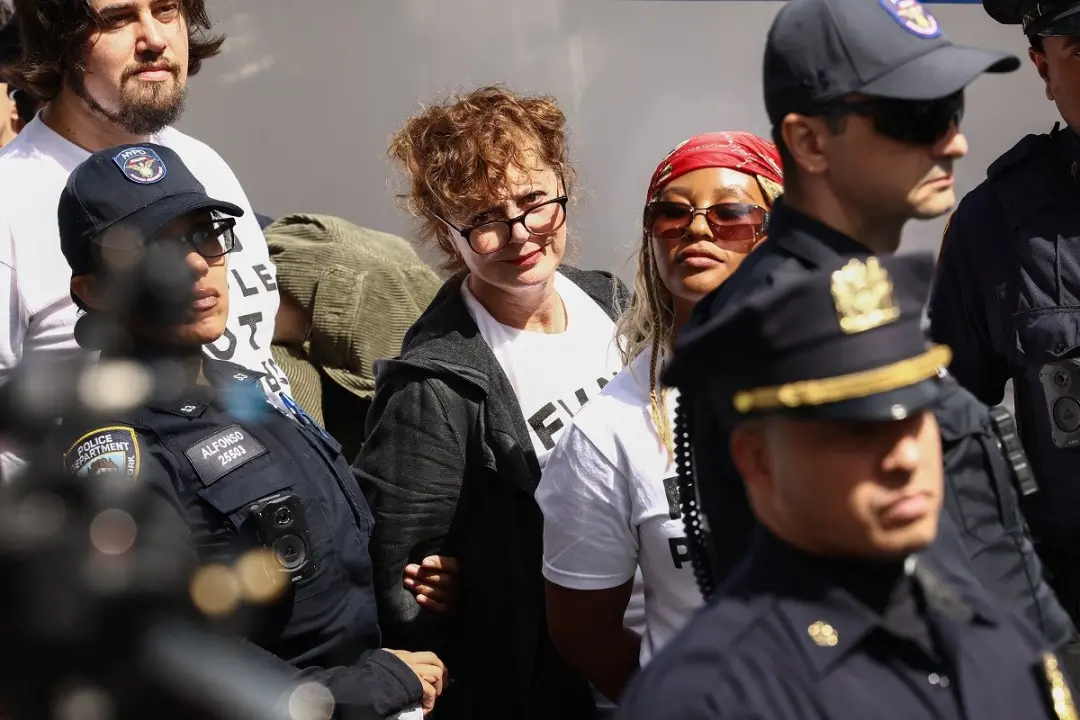 Susan Sarandon foi detida pela polícia de Nova York nesta quinta durante protesto contra Benjamin Netanyahu. O ato most…