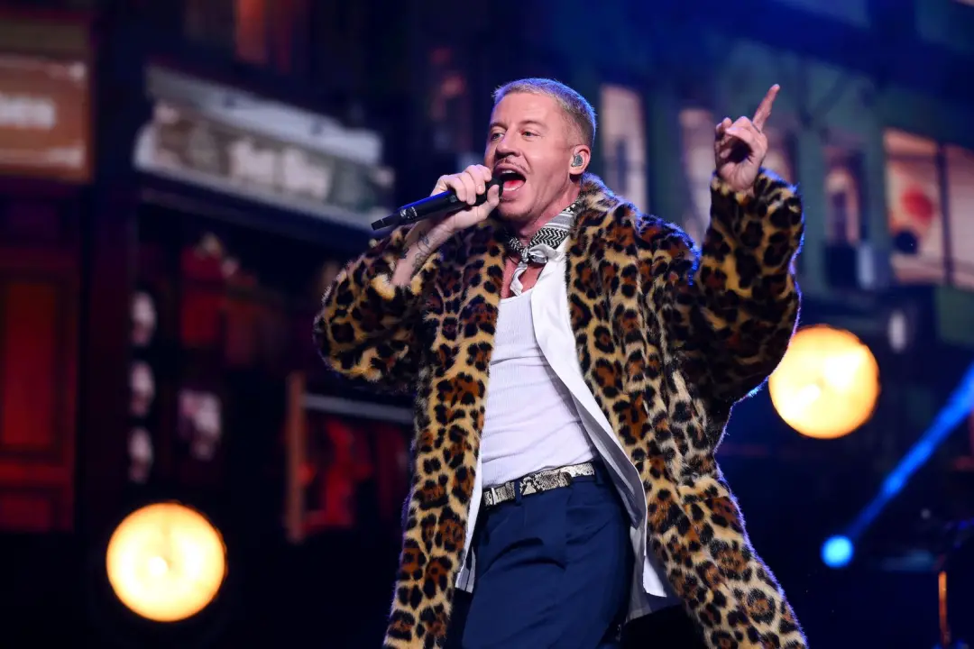 Macklemore montou uma turnê própria depois de ser retirado do show de Ed Sheeran por cantar Free Palestine. Poxa, quand…