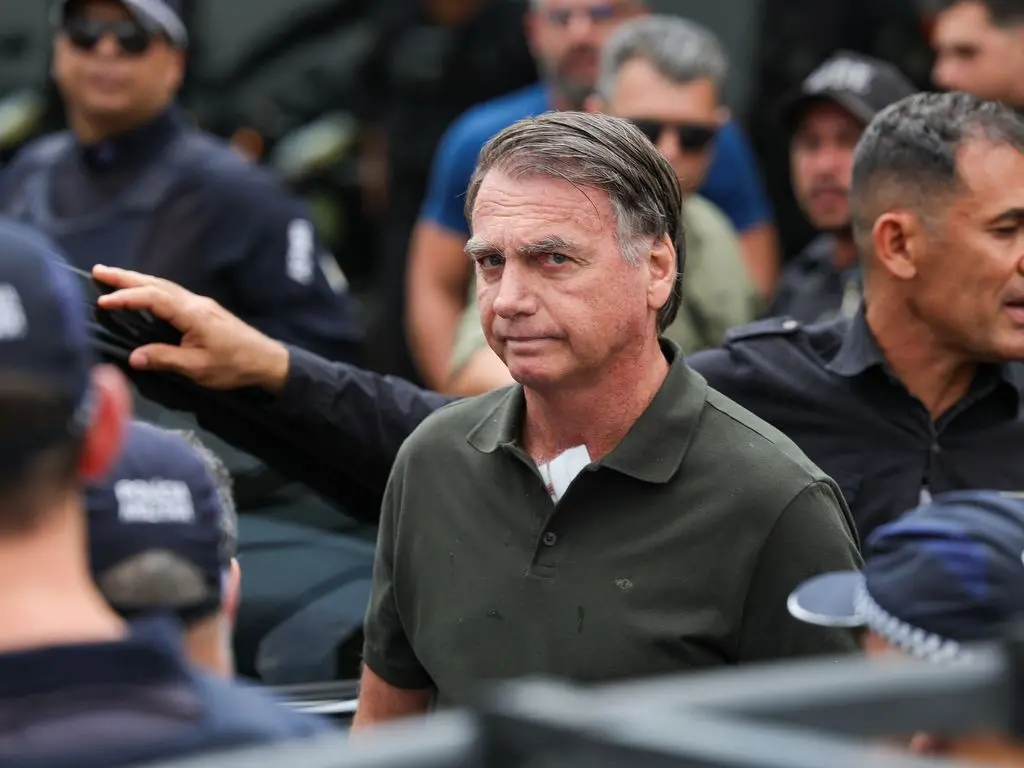 Defesa de Bolsonaro desistiu do pedido para suspender a pena de 27 anos e três meses no STF. A desistência veio no proc…