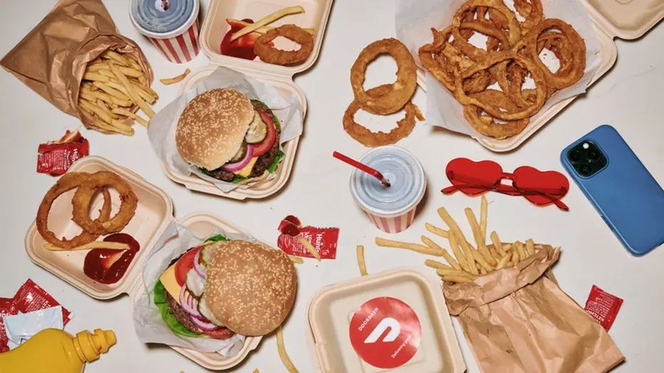 Primeira compra com 15% de desconto, até dez dólares, pra quem for novo no DoorDash até 30 de setembro. Essa facilidade…