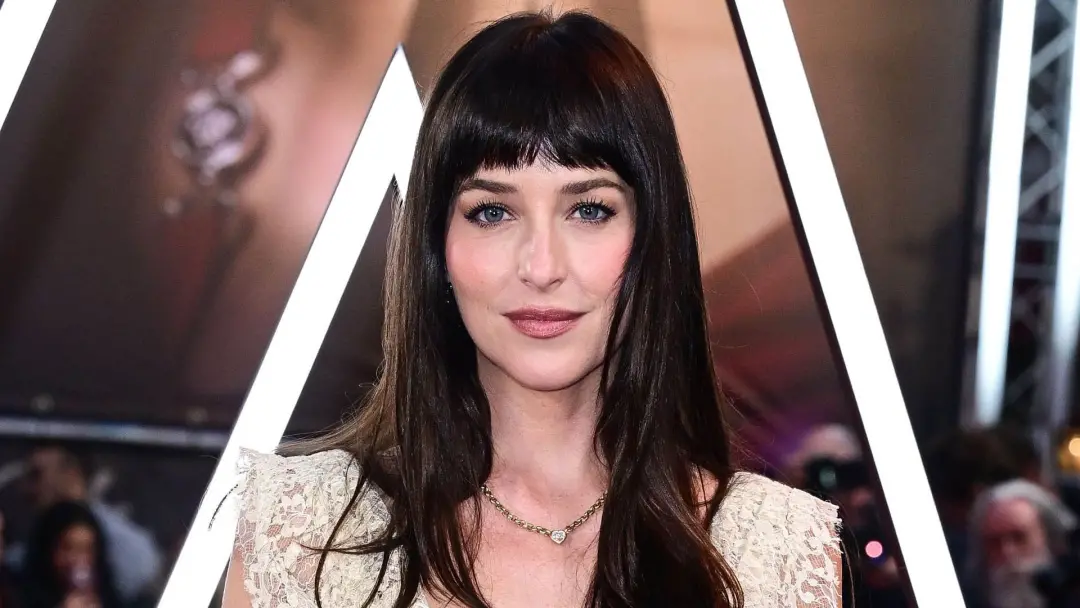 Dakota Johnson mostrou um conjunto de sutiã e calcinha preto sob um vestido de renda totalmente transparente na estreia…