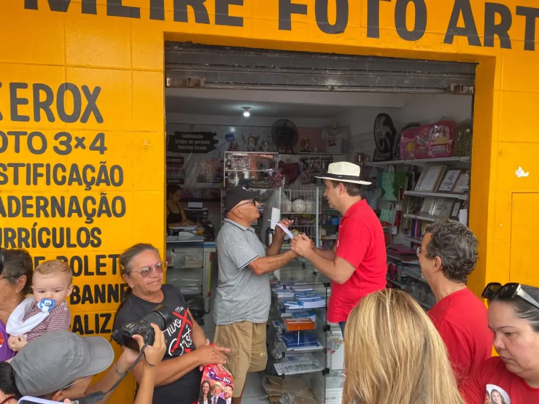 Cadu de Lula caminhou pelo bairro Felipe Camarão, na Zona Oeste de Natal, apresentando propostas de desenvolvimento par…