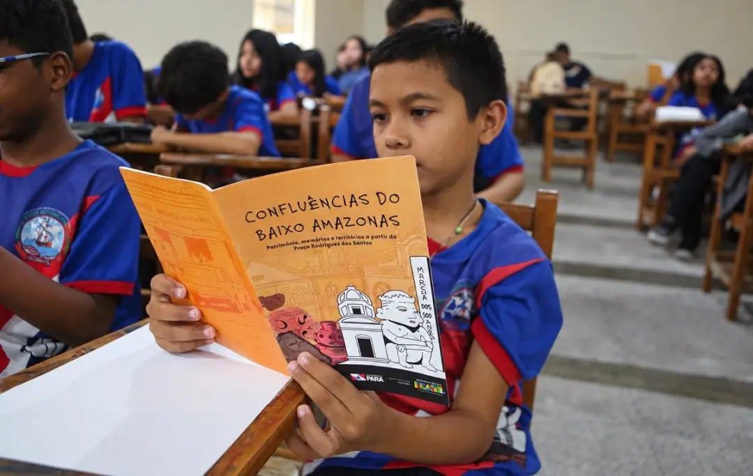Em Santarém, 500 cartilhas de educação patrimonial foram distribuídas para escolas públicas, levando oficinas de histór…