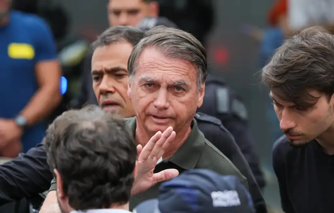 Defesa de Bolsonaro desistiu da suspensão da pena após protocolo no STF. Argumento principal era que o caso deveria ir …