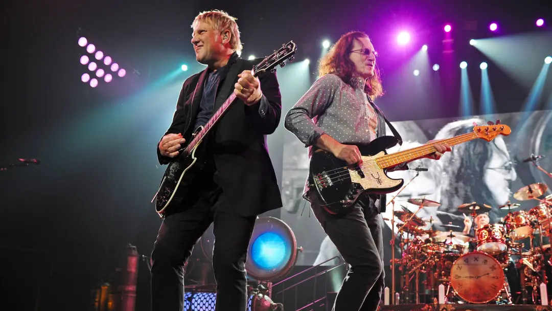 Rush, trio canadense, construiu um som que mesclava hard rock ambicioso, complexidade progressiva e virtuosismo. Essa e…