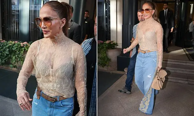 Jennifer Lopez saindo do hotel em Milão na Semana de Moda com um top de renda transparente e jeans estilosos. Ela sempr…