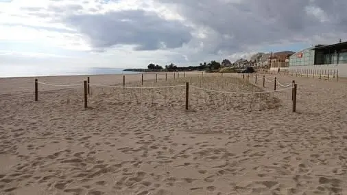 Praia de Vilassar de Mar, em Barcelona, teve o corpo de uma mulher encontrado na manhã desta quinta-feira. É um fato mu…