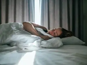 Dormir pouco compromete a longevidade, mas dormir demais também faz mal. Equilibrar o descanso é chave, porque tanto a …