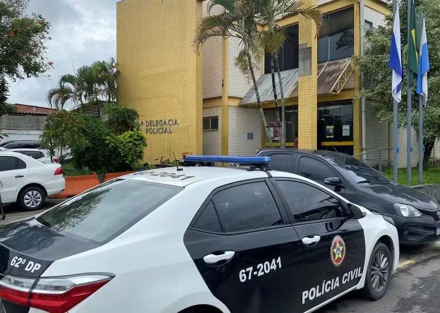 Bebê de cinco meses foi arremessada pelo pai na calçada da Taquara, em Duque de Caxias, depois de uma discussão com a m…