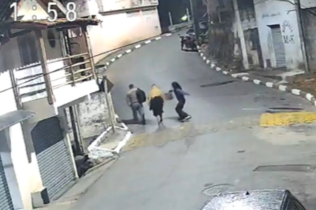 No interior de SP, uma suspeita foi presa mais de um ano depois de supostamente derrubar uma idosa ao roubar um casal e…