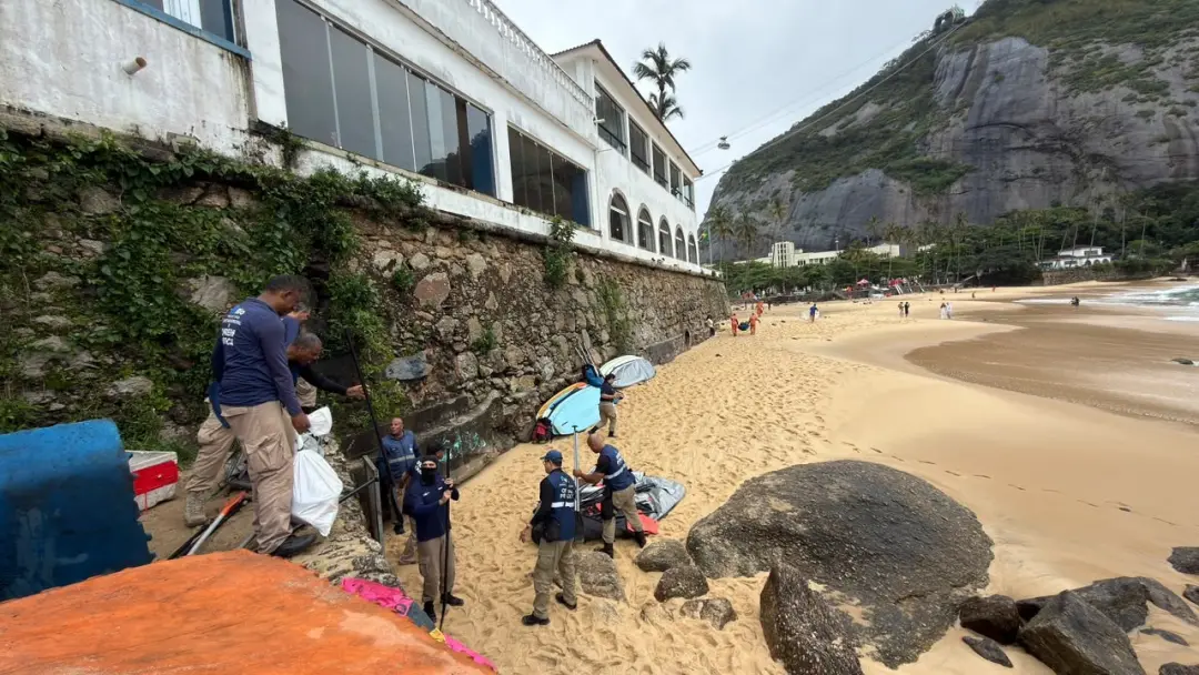 Praia Vermelha teve acampamentos irregulares desmontados na Urca, com apreensão de seis facas e objetos perfurantes. É …