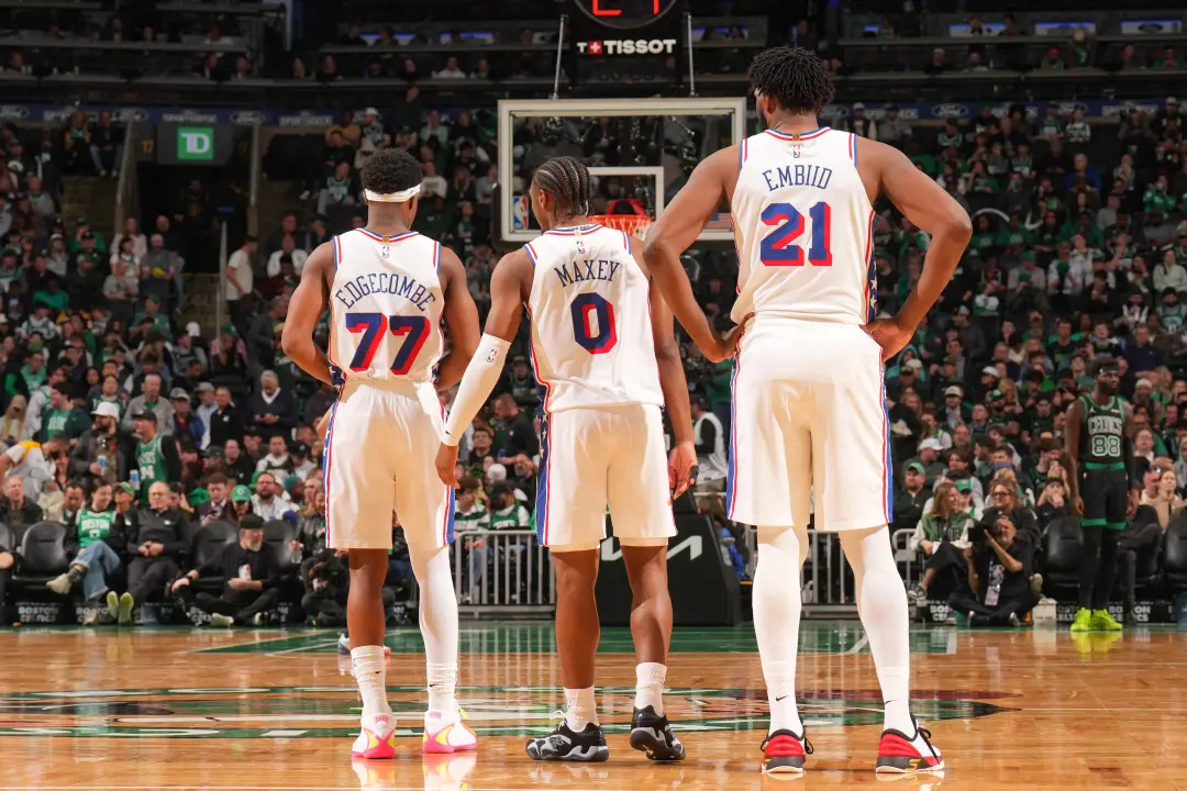 Os Sixers com Maxey, Brown, James, Embiid e Edgecombe no mesmo jogo, cinco opções para o tiro final. Seria um desperdíc…