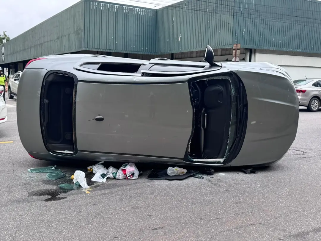 Ipatinga, na Avenida Itália, teve um carro tombado após colisão entre dois veículos. Uma pessoa ficou presa no segundo …